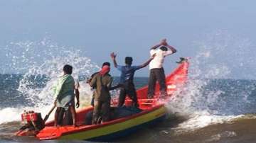 Sri Lankan Navy, Indian fishermen, International waters,  poaching, Talaimannar,  fishing trawlers, 