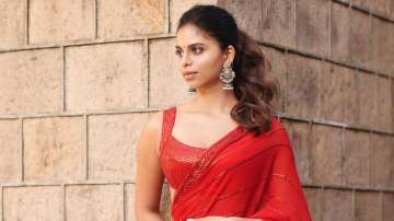 Suhana Khan's pics in red saree