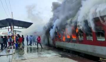 Bihar: Fire breaks out in empty train at Madhubani railway station | VIDEO