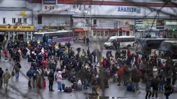 Kyiv : People try to get onto buses to leave Kyiv, Ukraine, Thursday, Feb. 24, 2022. 