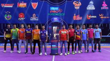 All 12 team captain posing with PKL 2021-22 trophy (File Photo)