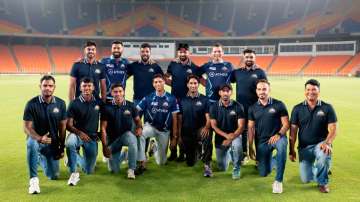 Gujarat Titans team posing with new jersy 