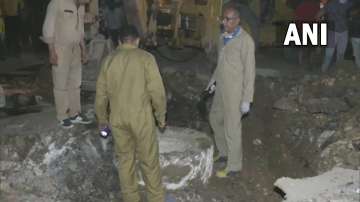 sewer line, rescue operation, delhi rohini accident
