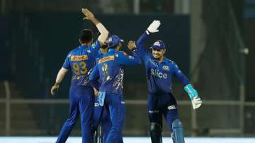 MI celebrating after a wicket vs Gujarat Titans