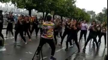 Mumbai flash mob grooving on the road