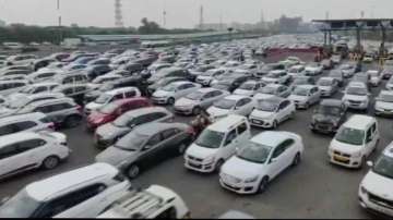 Massive traffic jam on Delhi-Gurugram Expressway, Delhi-Noida border