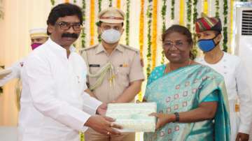 Jharkhand Chief Minister Hemant Soren (L) felicitates outgoing Governor Droupadi Murmu (R) during a farewell function.