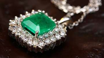 Which zodiac signs can wear Emerald gemstone?