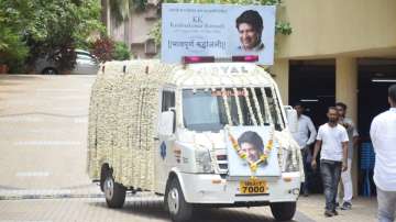 KK Last Rites: Ambulance with singer's mortal remains leave for Versova Hindu Cemetery | UPDATES
