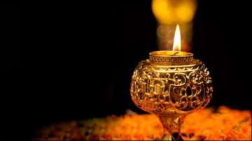 Vastu Tips: Never make these mistakes while lighting a lamp in front of God