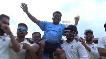 MP players picked Chandrakant Pandit on their shoulders after victory vs Mumbai.