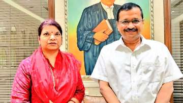 AAP supremo Arvind Kejriwal with newly elected Singrauli mayor Rani Agarwal.   