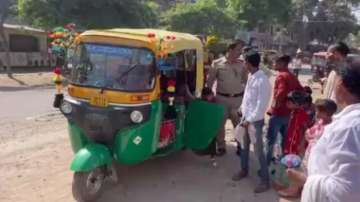Not 1 but 27 people travelling in one auto rickshaw leave UP Police shocked | VIRAL VIDEO