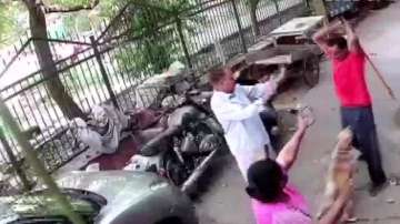 man attacks neighbour, dog barking, delhi news