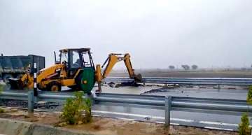 Bundelkhand Expressway, Bundelkhand Expressway,Bundelkhand Expressway potholes,Bundelkhand Expresswa