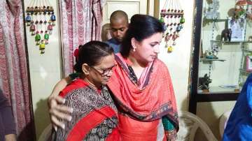 Navneet Rana with visits Umesh Kolhe's family. 