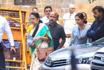  Shiv Sena MP Sanjay Rauts wife Varsha Raut arrives at the Enforcement Directorate (ED) office after she was summoned by the agency in connection with the Patra Chawl land case