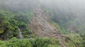 Landslide at Sonu Bangla, between Shoghi & Tara Devi as rain batters Himachal Pradesh.