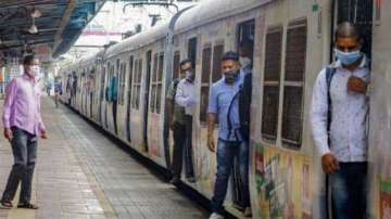 Mumbai local trains face delay on Central line due to signal issue near Dadar | VIDEO