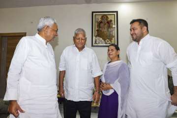 Lalu Prasad Yadav with his family and Nitish Kumar 