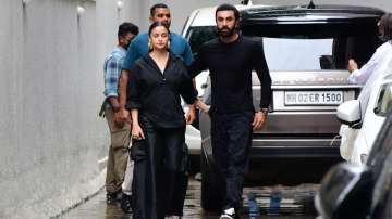 Ranbir Kapoor makes a style statement in a traditional outfit as he heads  to Visakhapatnam for 'Brahmastra' promotions; wife Alia Bhatt cannot stop  gushing