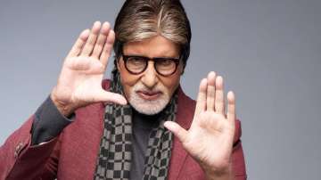 Amitabh Bachchan autographs KBC 14 contestant's hand