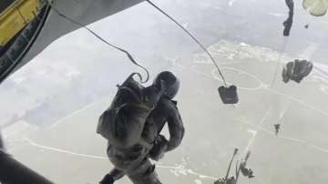 Soldiers of the President's Bodyguards regiment during a skydiving exercise. 