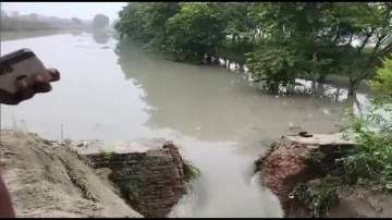 Bihar, Bihar news, Several fields submerged after embankment of canal breached in Motipur, Bihar new