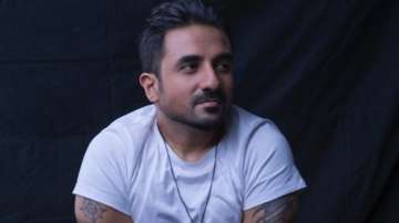 Man requests Vir Das to propose his girlfriend on stage