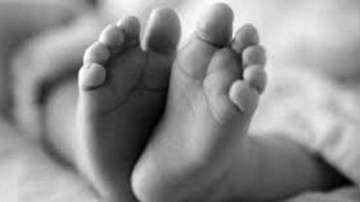 A man, said to be a worker at a primary health centre, helped the woman deliver the baby.