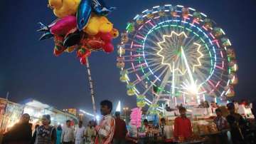 On Sunday, a large turnout was seen in the Sonpur fair. Tall swings are one of the major attractions of the fair.