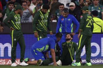 Shaheen Afridi being attended to after he sustained an injury 