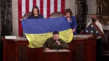 Volodymyr Zelenskyy receives a heroic welcome at US Congress