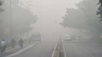 Dense fog engulfs Delhi affecting road and rail traffic