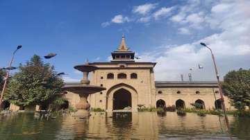 The Auqaf said people should refrain from carrying food items to the mosque, and worshippers (both men and women) should use their specific spaces while praying in the mosque, designated for both genders.