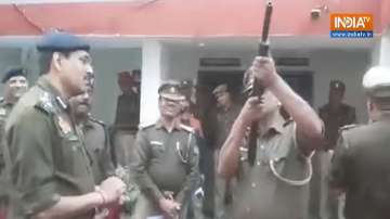 UP cop demonstrate loading a gun, leaves everyone stunned.