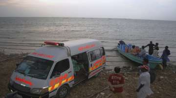 Boat capsizes on lake in Pakistan