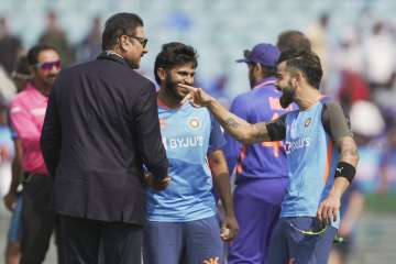 Ravi Shastri, Virat Kohli and Shardul Thakur caught sharing a light moment.