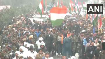 Rahul Gandhi sports jacket for the first time as Bharat Jodo Yatra enters  Jammu and Kashmir | WATCH  