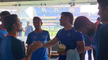 MS Dhoni visits Indian team in his hometown Ranchi