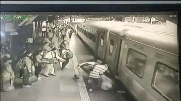 Mumbai news, RPF jawan, RPF jawan saves woman life, woman falls while trying to board train, Mumbai 