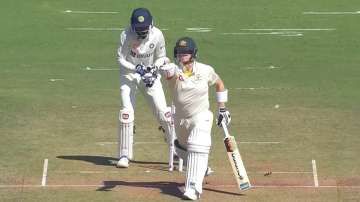 Steve Smith gives thumbs up to Ravindra Jadeja during 1st Test between India and Australia