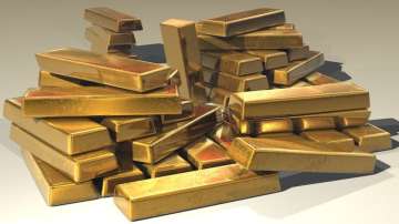 Gold Shines Bright as US Dollar Dips: Fed Chairman's Inflation Comments Spark Market Reaction