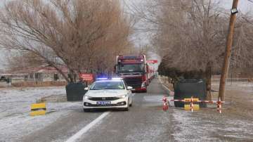 Humanitarian aid passes through the border gate of Turkey and Armenia. 