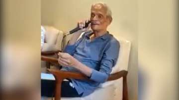 Elderly man sings Mohammed Rafi's Pukarta Chala Hoon Main