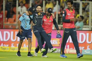 Kane Williamson going off the field after getting injured.