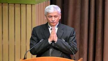 Ex-CJI Uday Umesh Lalit speaks during a farewell ceremony organised for him by Supreme Court Bar Association.