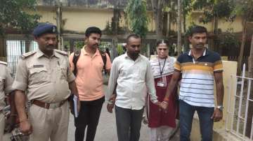 The police with the arrested man (Upendra Sahni)