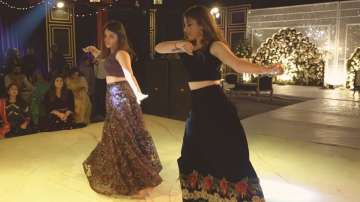 Pakistani girls dance to Tip Tip Barsa Paani at wedding