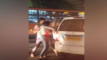 Delhi news, Delhi Man seen beating woman, delhi man forcing woman to sit in car, man beating woman v